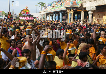 Menge von Thaipusam Paal Bahnhaltestellen Träger und Touristen am Batu Höhle Tempel, Kuala Lumpur Malaysia 2017. Stockfoto