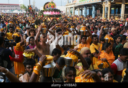 Menge von Thaipusam Paal Bahnhaltestellen Träger und Touristen am Batu Höhle Tempel, Kuala Lumpur Malaysia 2017. Stockfoto