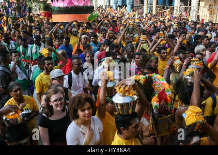 Menge von Thaipusam Paal Bahnhaltestellen Träger und Touristen am Batu Höhle Tempel, Kuala Lumpur Malaysia 2017. Stockfoto