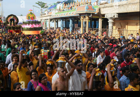 Menge von Thaipusam Paal Bahnhaltestellen Träger und Touristen am Batu Höhle Tempel, Kuala Lumpur Malaysia 2017. Stockfoto