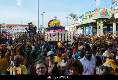 Menge von Thaipusam Paal Bahnhaltestellen Träger und Touristen am Batu Höhle Tempel, Kuala Lumpur Malaysia 2017. Stockfoto