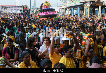 Menge von Thaipusam Paal Bahnhaltestellen Träger und Touristen am Batu Höhle Tempel, Kuala Lumpur Malaysia 2017. Stockfoto