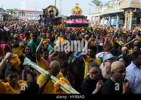 Menge von Thaipusam Paal Bahnhaltestellen Träger und Touristen am Batu Höhle Tempel, Kuala Lumpur Malaysia 2017. Stockfoto