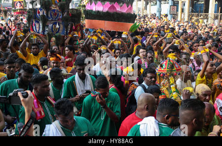 Menge von Thaipusam Paal Bahnhaltestellen Träger und Touristen am Batu Höhle Tempel, Kuala Lumpur Malaysia 2017. Stockfoto