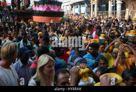 Menge von Thaipusam Paal Bahnhaltestellen Träger und Touristen am Batu Höhle Tempel, Kuala Lumpur Malaysia 2017. Stockfoto