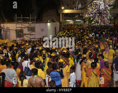 Batu Höhle Tempel Interieur voller Paal Bahnhaltestellen Träger während Thaipusam Festival in Kuala Lumpur Malaysia 2017. Stockfoto