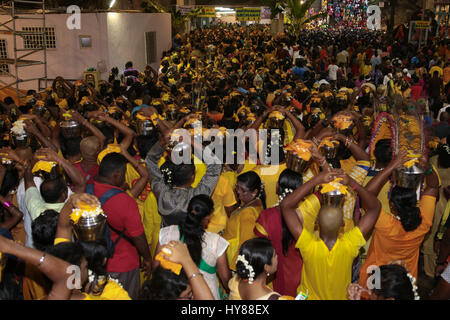 Batu Höhle Tempel Interieur voller Paal Bahnhaltestellen Träger während Thaipusam Festival in Kuala Lumpur Malaysia 2017. Stockfoto