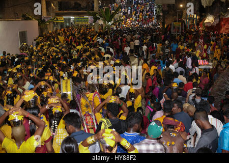 Batu Höhle Tempel Interieur voller Paal Bahnhaltestellen Träger während Thaipusam Festival in Kuala Lumpur Malaysia 2017. Stockfoto