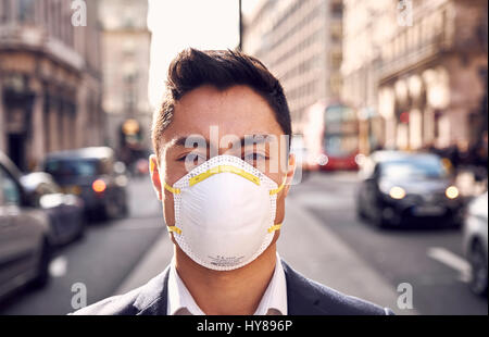 Ein junger Japaner trägt eine Filtermaske in London Stockfoto