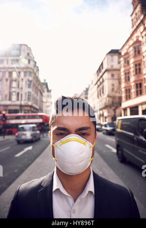 Ein junger Japaner trägt eine Filtermaske in London Stockfoto