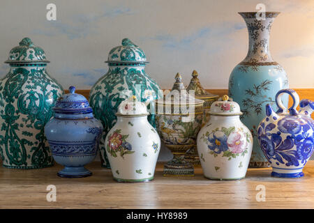 Europäische und chinesische antike Vase auf Holztisch Stockfoto