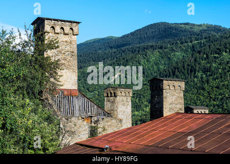 Traditionellen mittelalterlicher swanischen Turm beherbergt, Lashtkhveri Dorf, Region Swanetien, Kaukasus, Georgien Stockfoto