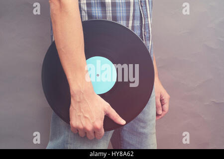 Mann hält in seiner Hand Vinyl-Schallplatte. Hautnah. Stockfoto