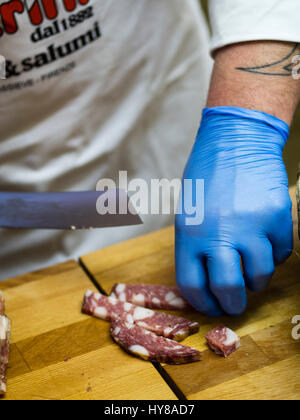 Salami-Producer bei Salumi da re Culatello Schinken und Aufschnitt, König des Salumi Feinschmeckerfest in Parma, Italien, 1.-3. April 2017 Stockfoto