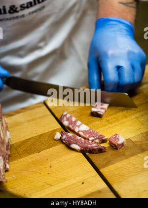 Salami-Producer bei Salumi da re Culatello Schinken und Aufschnitt, König des Salumi Feinschmeckerfest in Parma, Italien, 1.-3. April 2017 Stockfoto