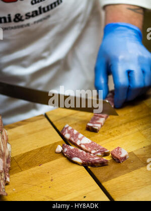 Salami-Producer bei Salumi da re Culatello Schinken und Aufschnitt, König des Salumi Feinschmeckerfest in Parma, Italien, 1.-3. April 2017 Stockfoto