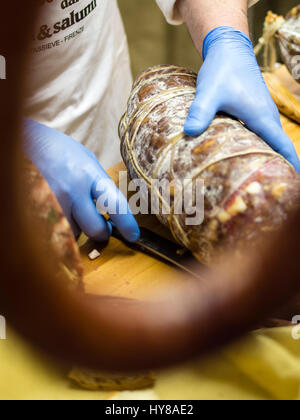 Salami-Producer bei Salumi da re Culatello Schinken und Aufschnitt, König des Salumi Feinschmeckerfest in Parma, Italien, 1.-3. April 2017 Stockfoto