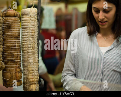 Salami-Producer bei Salumi da re Culatello Schinken und Aufschnitt, König des Salumi Feinschmeckerfest in Parma, Italien, 1.-3. April 2017 Stockfoto