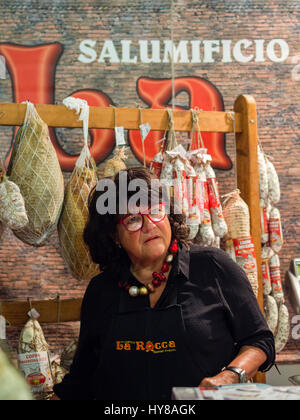 Salami-Producer bei Salumi da re Culatello Schinken und Aufschnitt, König des Salumi Feinschmeckerfest in Parma, Italien, 1.-3. April 2017 Stockfoto