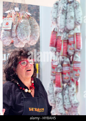 Salami-Producer bei Salumi da re Culatello Schinken und Aufschnitt, König des Salumi Feinschmeckerfest in Parma, Italien, 1.-3. April 2017 Stockfoto