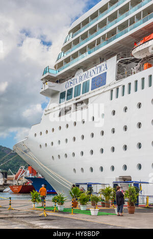 Victoria, Mahé, Seychellen - Dezember 15,2015: Costa Neoromantica Kreuzfahrt Schiff vor Anker im Hafen von Victoria Insel Mahe, Seychellen. Stockfoto