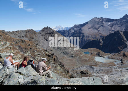 Schweiz, Trekker Pause für Mittagessen auf dem Weg zur Cabane de Prafleuri auf die Haute Route. Stockfoto