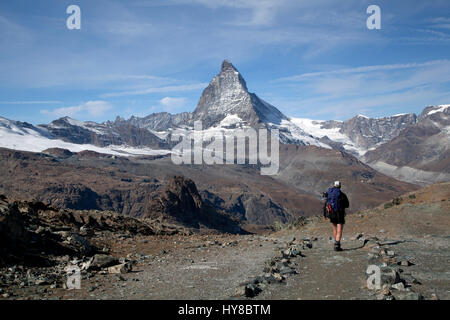 Oberwallis, Walker in absteigender Reihenfolge von Gorner Richtung Zermatt mit Matterhorn. Stockfoto