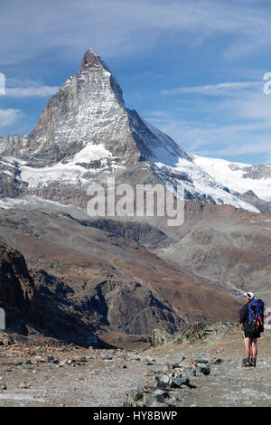 Walker in absteigender Reihenfolge von Gorner Richtung Zermatt mit Matterhorn im Hintergrund. Stockfoto