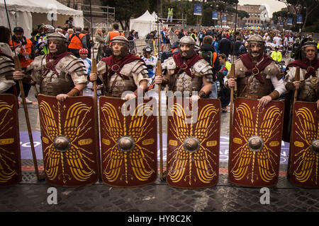 Rom, Italien. 2. April 2017. 2. April 2017 Rom; Läufer nehmen an der 23. Auflage des Rom-Marathon mit dem Hintergrund des antiken Kolosseum in Rom. das Bild Männer gekleidet Stand der römischen Zenturios der Rom Marathon an den Start. Bildnachweis: Andrea Ronchini/Pacific Press/Alamy Live-Nachrichten Stockfoto