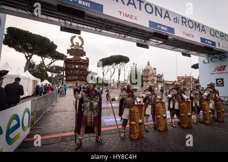 Rom, Italien. 2. April 2017. 2. April 2017 Rom; Läufer nehmen an der 23. Auflage des Rom-Marathon mit dem Hintergrund des antiken Kolosseum in Rom. das Bild Männer gekleidet Stand der römischen Zenturios der Rom Marathon an den Start. Bildnachweis: Andrea Ronchini/Pacific Press/Alamy Live-Nachrichten Stockfoto