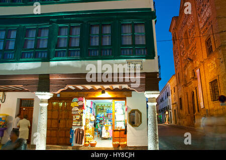 Kaufen Sie in Hauptplatz, Nachtansicht ein. Almagro, Provinz Ciudad Real, Castilla La Mancha, Spanien. Stockfoto