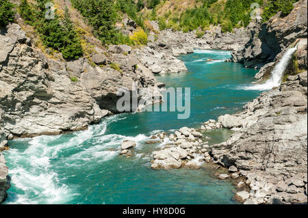 Kawarau River in der Nähe von Queenstown ist ein beliebtes Reiseziel für Abenteuer-Tourismus wie Wildwasser-rafting oder Bungee jumping. Stockfoto