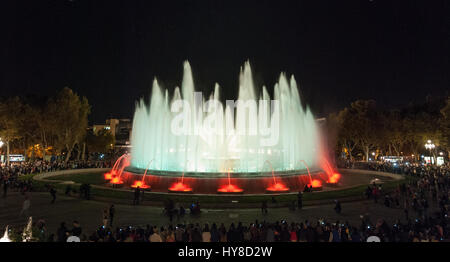 Menschen besuchen bunte Licht & Wasser-Brunnen-Show.  Übernachtung in der magische Brunnen in Barcelona. Attraktion in der Nacht schaltet & bietet All-Age-Spaß. Stockfoto