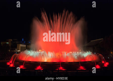 Menschen besuchen bunte Licht & Wasser-Brunnen-Show.  Übernachtung in der magische Brunnen in Barcelona. Attraktion in der Nacht schaltet & bietet All-Age-Spaß. Stockfoto