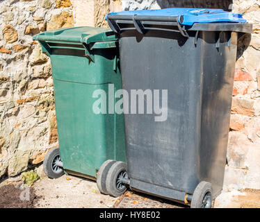 Zwei Abfall-Behälter Stockfoto