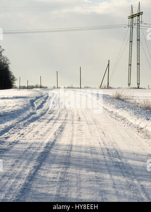 leere Straße in die Landschaft mit Bäumen in der Umgebung. Perspektive im winter Stockfoto