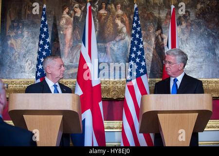 US-Verteidigungsminister Jim Mattis während einer gemeinsamen Pressekonferenz mit britischen Verteidigung-Minister Sir Michael Fallon im Lancaster House 31. März 2017 in London, Vereinigtes Königreich. Stockfoto