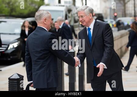 US-Verteidigungsminister Jim Mattis wird von britischen Defence Minister Sir Michael Fallon, richtig, im Ministerium der Verteidigung für bilaterale Treffen 31. März 2017 in London, Vereinigtes Königreich begrüßt. Stockfoto