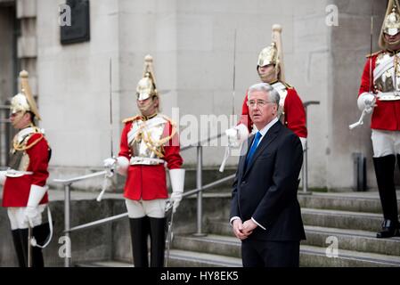 Britische Verteidigung-Minister Sir Michael Fallon wartet, US-Verteidigungsminister Jim Mattis für die Ankunft Zeremonie an das Bundesministerium der Verteidigung nach Whitehall 31. März 2017 in London, Vereinigtes Königreich begrüßen zu dürfen. Stockfoto