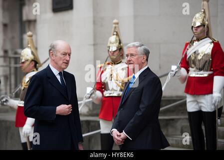 British Defence Minister Sir Michael Fallon, Recht, wartet, US-Verteidigungsminister Jim Mattis für die Ankunft Zeremonie an das Bundesministerium der Verteidigung nach Whitehall 31. März 2017 in London, Vereinigtes Königreich begrüßen zu dürfen. Stockfoto