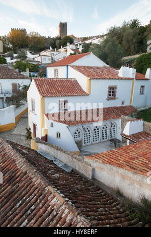 Óbidos, Portugal: Die mittelalterliche Burg von Óbidos mit Blick auf das alte Dorf. Stockfoto