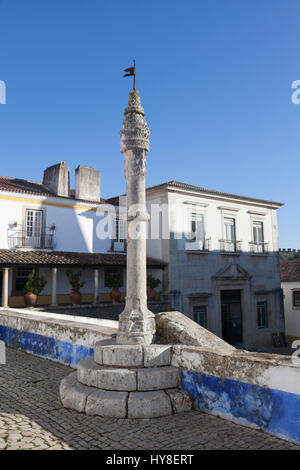 Óbidos, Portugal: Mittelalterliche Pranger am Praça de Santa Maria im alten Dorf. Stockfoto