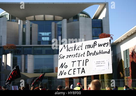 Berlin, Deutschland, 10. Oktober 2015: Protestmarsch gegen TTIP und CETA. Stockfoto