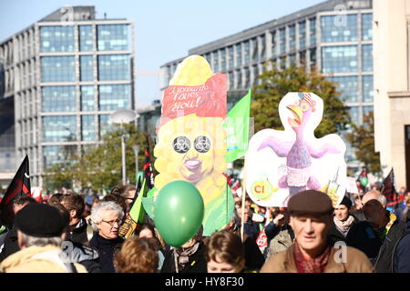 Berlin, Deutschland, 10. Oktober 2015: Protestmarsch gegen TTIP und CETA. Stockfoto