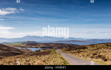 Hazig Arran Hügel von Fairlie Moor Straße an einem Sonntag Nachmittag mit der Cumbae ist im Mittelgrund. Stockfoto