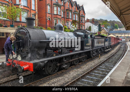 Llangollen Eisenbahn. Ex-LMS-Klasse G2 0-8-0 SuperD Nr. 49395 in Llangollen Station. Stockfoto