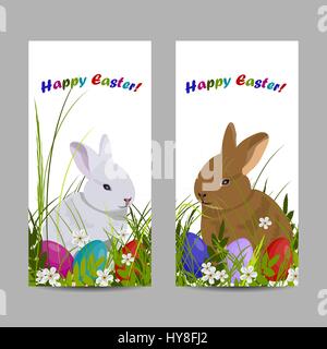 Frohe Ostern Gruß Banner. Süße graue und weiße Kaninchen sitzen in Grasgrün mit gefärbten Eiern. Vektor-Illustration auf weißem Hintergrund. Stock Vektor