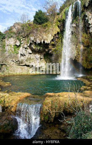 Frankreich, Aveyron, Salles la Source, Wasserfall. Stockfoto