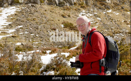ein reifer Mann Wanderer mit Rucksack in den Bergen Stockfoto
