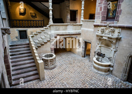 Frankreich, Aveyron, Rodez, Hotel de Jouery, Musée Fenaille, Innenhof. Stockfoto